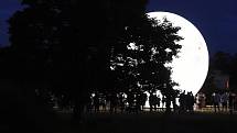 Měsíční noc v parku pod hvězdárnou na Kraví hoře.