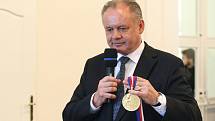 Slovenský prezident Andrej Kiska převzal na brněnské Masarykově univerzitě zlatou medaili.