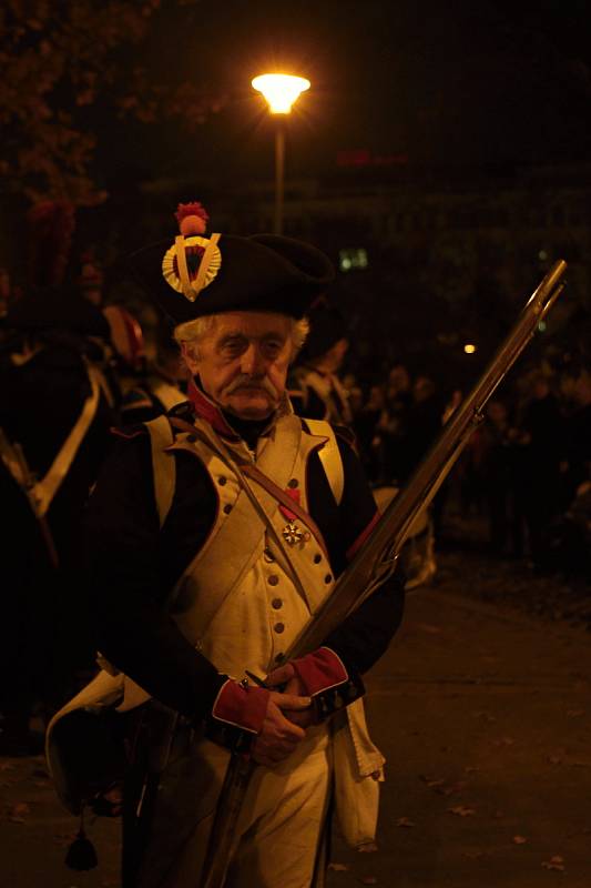 Centrem města Brna prošel historický průvod vojska s císařem Napoleonem. Brňané si tak připomněli slavkovskou bitvu.