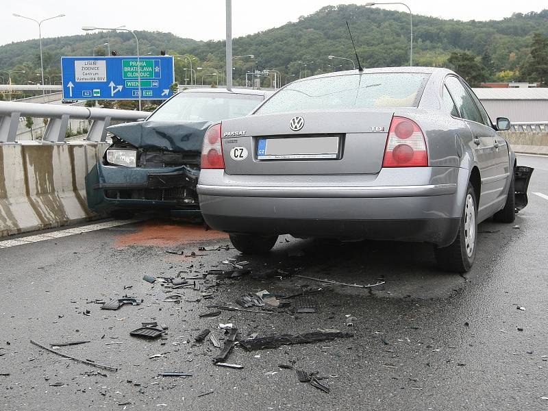 Nehoda aut u Pisáreckého tunelu v Brně.