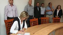 Podpis petice Stop Kasinu Holubice na městském úřadě ve Šlapanicích na Brněnsku.