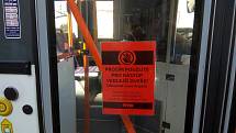 Pro nástup a výstup cestující nemohou využít v trolejbusech v Brně dveře u řidiče. Zároveň je omezený přístup ke kabině řidiče. Jedná se o opatření kvůli koronaviru.