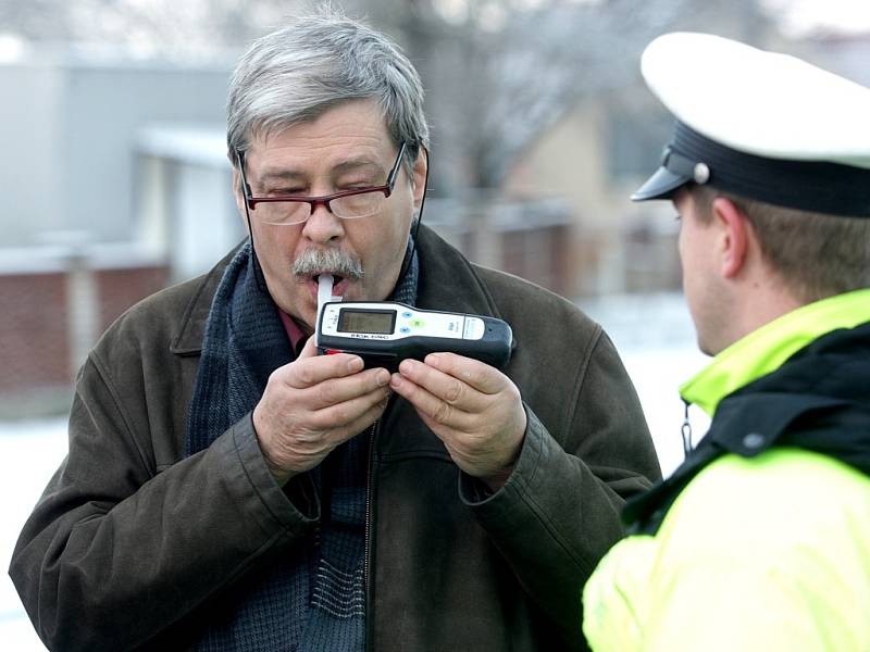 Policisté kontrolovali v Čebíně zimní gumy.