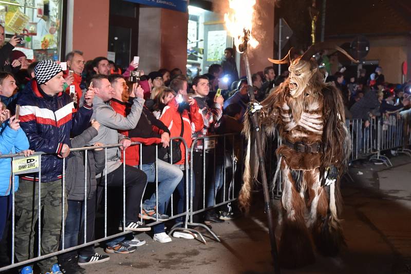 Křik dětí, řinčení zvonců a chlupaté postavy s hrozivými maskami a rohy. Židlochovicemi na Brněnsku se v sobotu večer proháněla osmdesátka rakouských čertů, takzvaných krampusů.