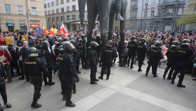 Prvomájový pochod příznivců extrémní pravice v Brně a jejich odpůrci organizovaní pod iniciativou Brno blokuje.