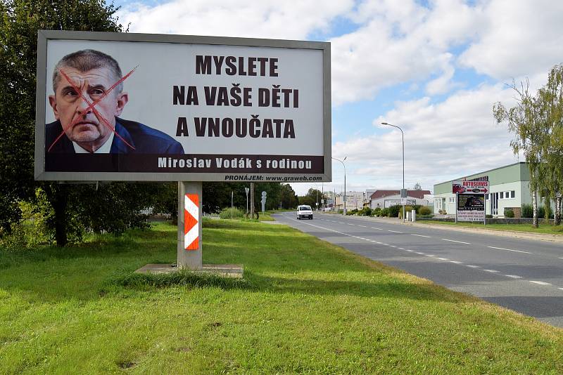 Myslete na vaše děti a vnoučata. Takový je text billboardu s přeškrtnutou fotografií Andreje Babiše na hlavním tahu v Hustopečích.