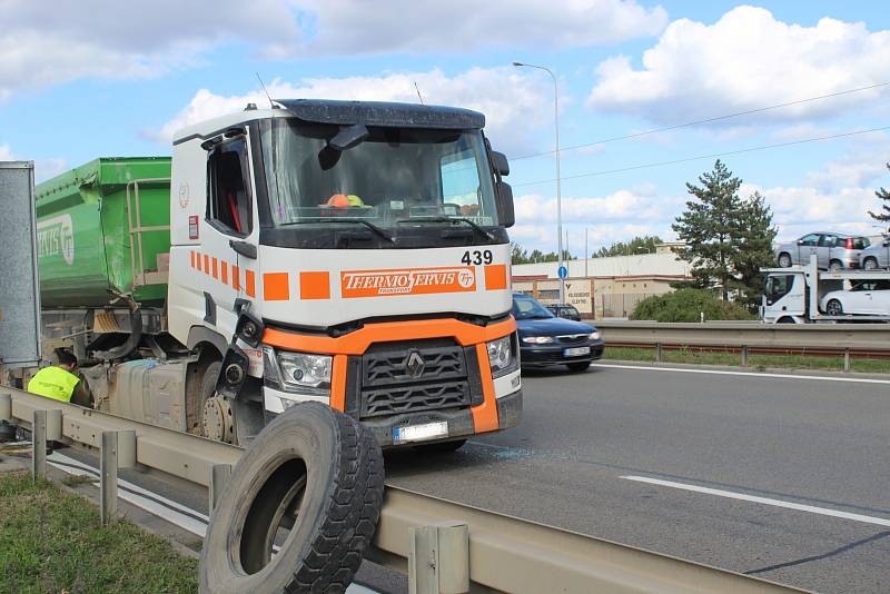 Kamion narazil v brněnské Vídeňské ulici zezadu do autobusu plného lidí.