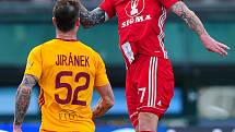 Fotbalové utkání HET ligy mezi celky FK Dukla Praha a SK Sigma Olomouc 30. března v Praze. Jakub Řezníček hlavičkuje před hráčem Dukly - Martin Jiránek.