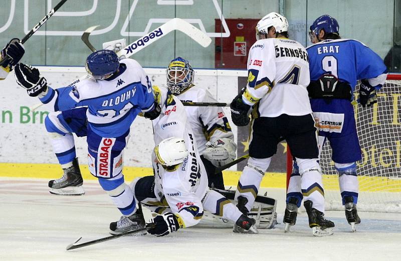 HC Kometa Brno (v modrém) vs. Rytíři Kladno.