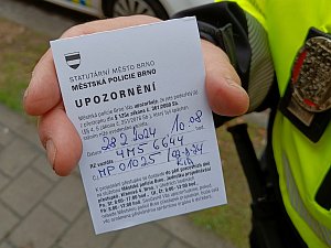 Dobře známé papírové lístečky dosud rozdávala Městská policie Brno při porušení dopravních předpisů. Nově budou lidem chodit zprávy do dopisních nebo datových schránek a zaplatit půjde online.