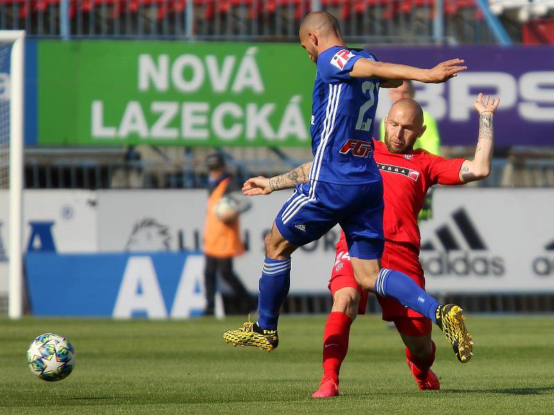 Fotbalisté Zbrojovky Brno (v červeném) prohráli oba přípravné duely na hřišti prvoligové Olomouce. Foto: Petr Nečas