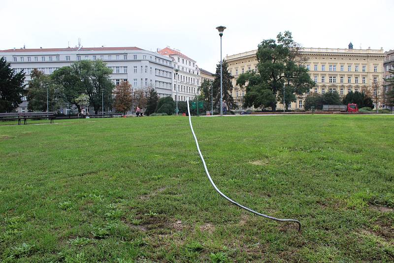 Na Moravském náměstí začaly opravy díry po propadlých fontánách. Po Německém domě zbyly dráty, které trčí ze země. Nechali je tam organizátoři festivalu.