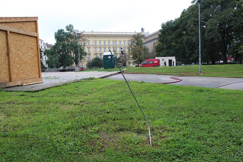 Na Moravském náměstí začaly opravy díry po propadlých fontánách. Po Německém domě zbyly dráty, které trčí ze země. Nechali je tam organizátoři festivalu.