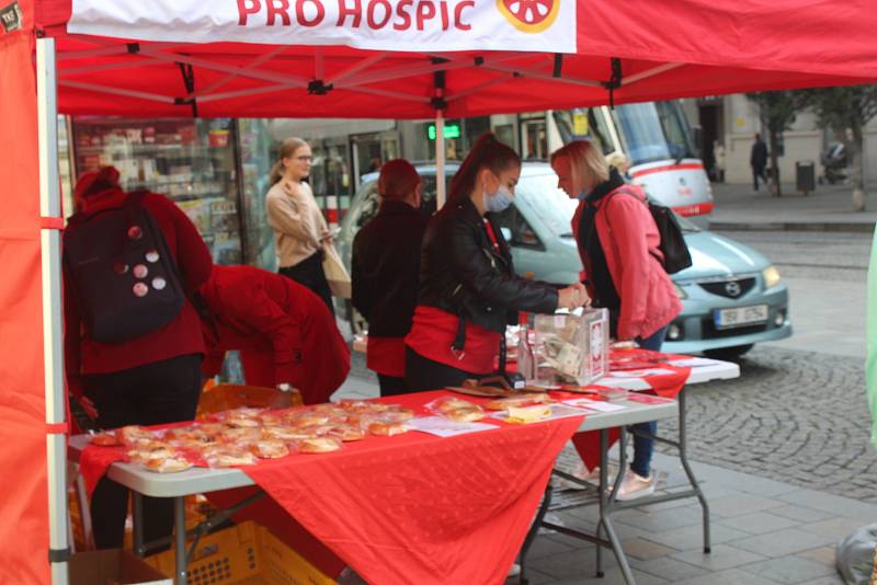 Na akci Koláč pro hospicy si mohli zájemci koupit koláček a podpořit tak péči o nevyléčitelně nemocné.