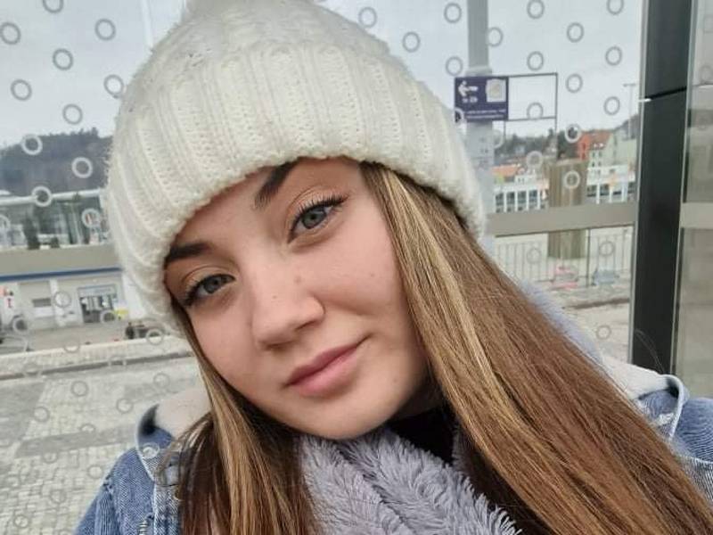 Osmnáctiletá studentka tlumočí na brněnském výstavišti. Když viděla příležitost, ihned se vydala pomáhat svým krajanům.