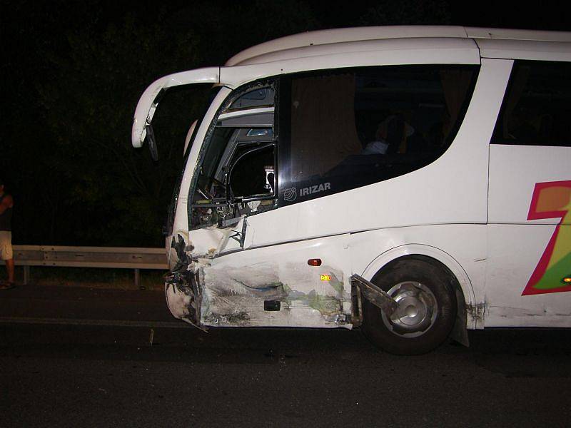 Srážka osobního auta a autobusu skončila smrtí jednoho z řidičů. Nehoda se stala krátce před druhou hodinou v noci poblíž obce Pasohlávky nad stavidlem mezi první a druhou vodní nádrží na silinici I/52.