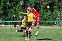 Fotbalisté Rosic (ve žlutém) remizovali s Uherským Brodem 0:0. Ilustrační foto.