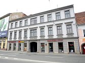Empírový pavlačový dům s byty a komerčními prostory směřujícími do náměstí. Dům postavil ve 30. letech 19. století spolu se svým otcem Jan Křtitel Rudiš.