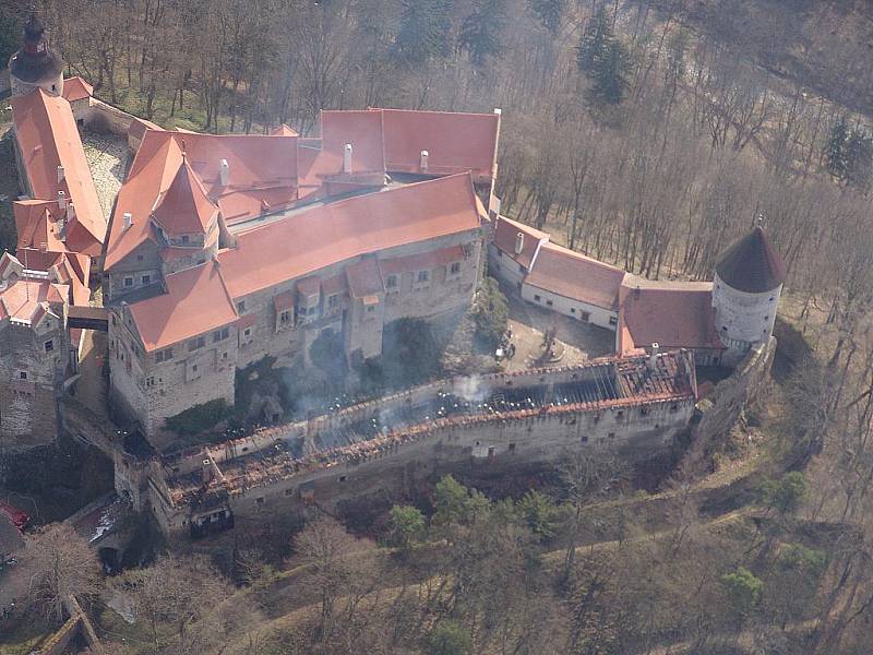 Letecký snímek hořícího hradu Pernštejn.