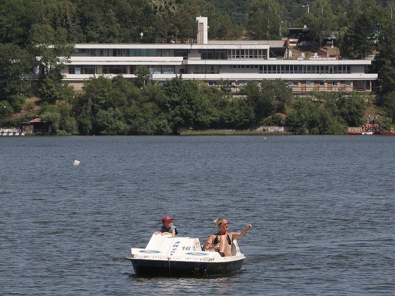 V úmorných vedrech lidé zaplnili břehy Brněnské přehrady. Sucho její vodě paradoxně svědčí. Sinice se tam nemnoží.