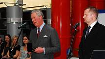 Princ Charles diskutuje s brněnskými studenty.