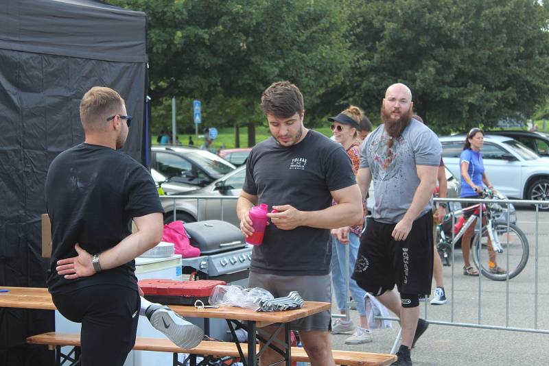 Tahali traktory, zvedali auta. Největší siláci se střetli u Olympie