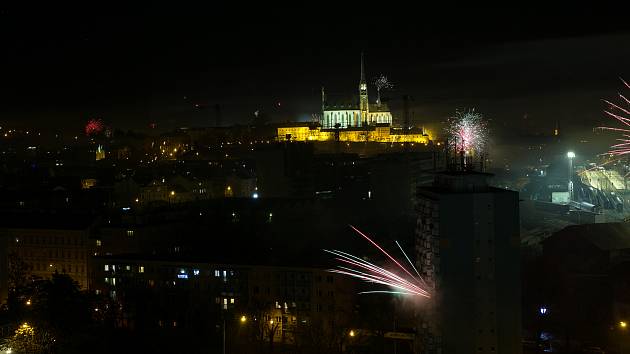 Silvestrovská půlnoc ve středu Brna. Ilustrační foto.