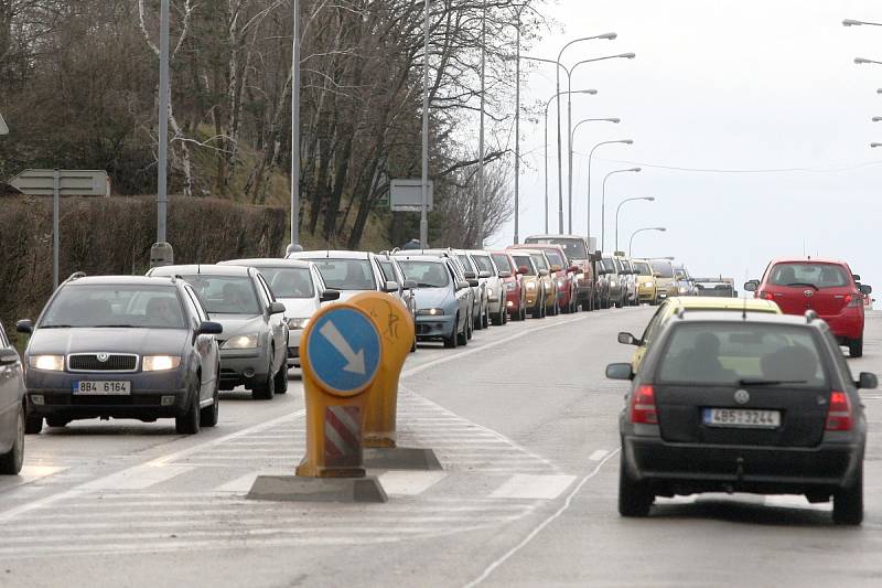 Kolaps. Jedním slovem lze shrnout dopravní situaci v okolí brněnských Pisáreckých tunelů poté, co je silničáři v pátek brzy ráno uzavřeli.