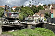 Starý most v Rosicích už nesplňoval únosnost.