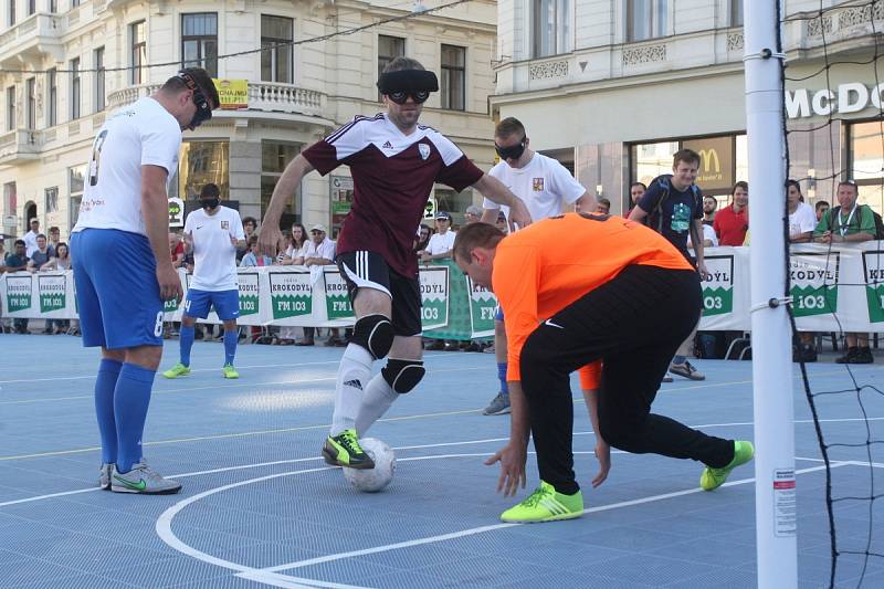 Zápas nevidomých futsalistů z Avoy MU Brno s reprezentací do 21 let v malém fotbalu.