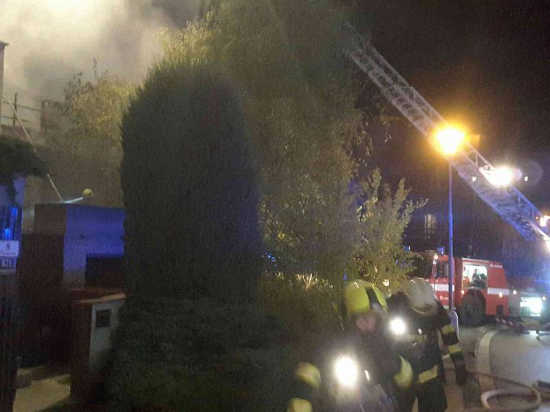 K požáru přízemí a dvou pater rodinného dobu v brněnských Kohoutovicích vyjíždělo v noci na středu pět jednotek hasičů.