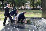 Osudy dalších zemřelých uctí také nový památník holocaustu, který zástupci města slavnostně odhalili ve středu na náměstí 28. října