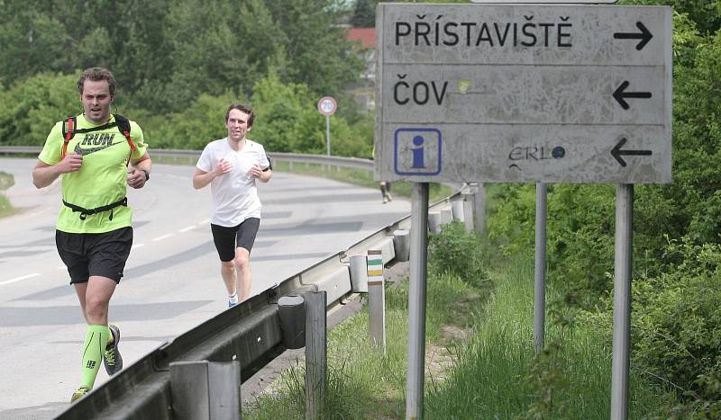 Na přehradě se sešli nadšenci, kteří chtěli pokořit elektrickou loď.