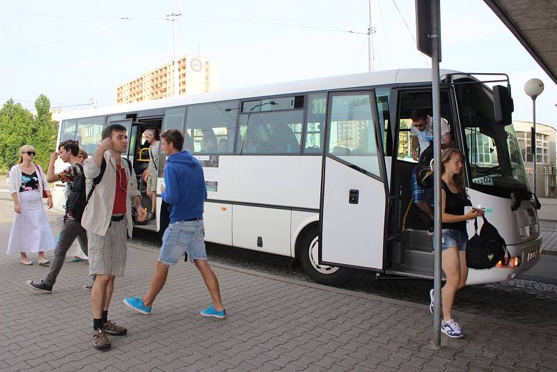 Začala letní výluka mezi Kuřimí a Brnem. První den přijeli cestující ze severu na brněnské nádraží v Králově Poli včas. Komplikace nastaly dojíždějícím z Tišnova.