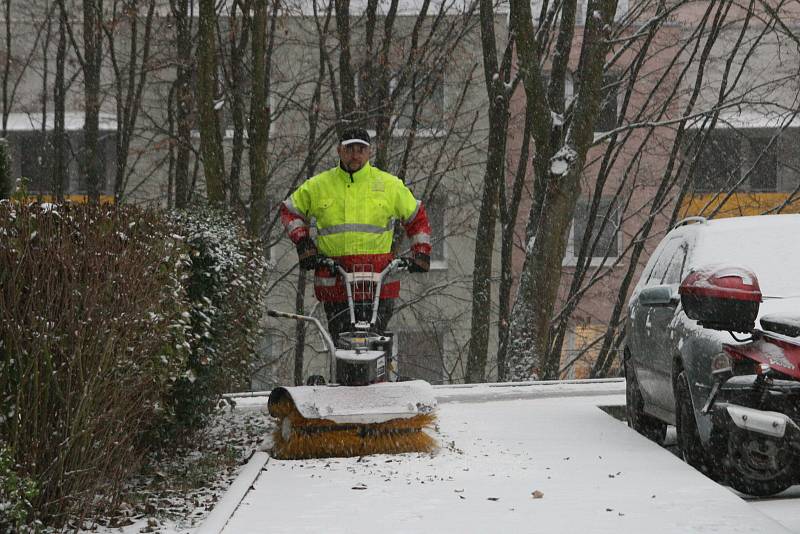 Ve čtvrtek ráno se lidé na Blanensku probudili do bílého. První sněhový poprašek udělal radost hlavně dětem. Méně nadšení už z něj byli motoristé. Na snímcích zasněžené ulice v Adamově.