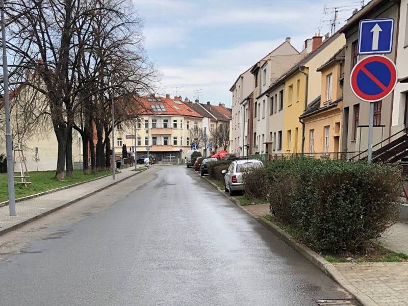 V Černovicích pokračují v blokovém čištění. Auta, která jejich řidiči nepřeparkují, ale neodtahují.