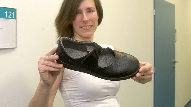 Vědci z Fakulty sportovních studií Masarykovy univerzity vyvíjí boty pro těhotné ženy, které jim pomohou zmírnit zdravotní potíže.