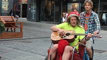 Umělci v Brně hráli na autech, balkónech, rikšách i na ulici. Součástí festivalu Maraton hudby byl i busking