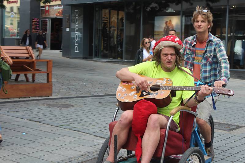 Umělci v Brně hráli na autech, balkónech, rikšách i na ulici. Součástí festivalu Maraton hudby byl i busking