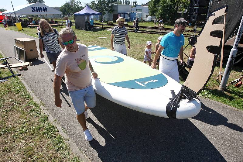 Pestrý program nabídl sobotní Festival na nábřeží. Konal se na několika místech podél řeky Svitavy od Bílovic po Tuřany. Součástí byla i neckyáda.