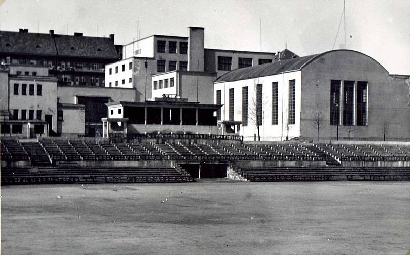 Sokolovna a společenské centrum Stadion má své kořeny v roce 1922. Budovu slavnostně otevřeli v roce 1929.