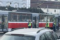 Tramvaj linky 10 ve směru do Bystrce vykolejila v úterý před čtvrt na devět ráno na Moravském náměstí v Brně.