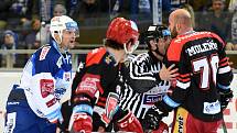 Brno 6.1.2019 - domácí HC Kometa Brno (Tomáš Malec bílá) proti Mountfield HK (Radek Smoleňák černá)