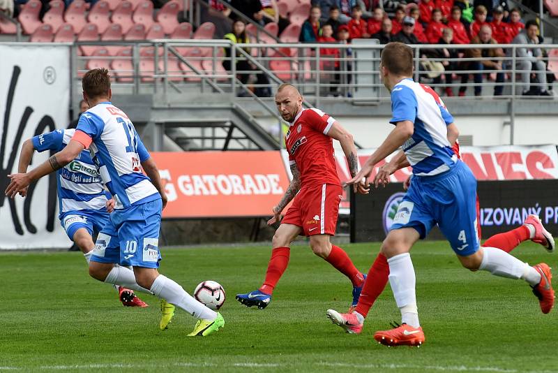 21. kolo druhé ligy mezi domácí FC Zbrojovkou Brno (v červeném) proti FK Ústí nad Labem.