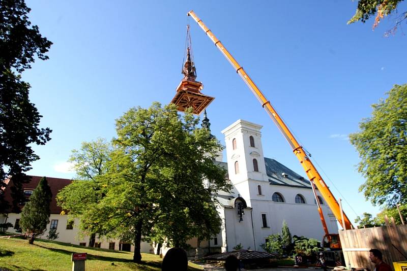 Výměna střechy severní věže kostela Narození Panny Marie ve Vranově.