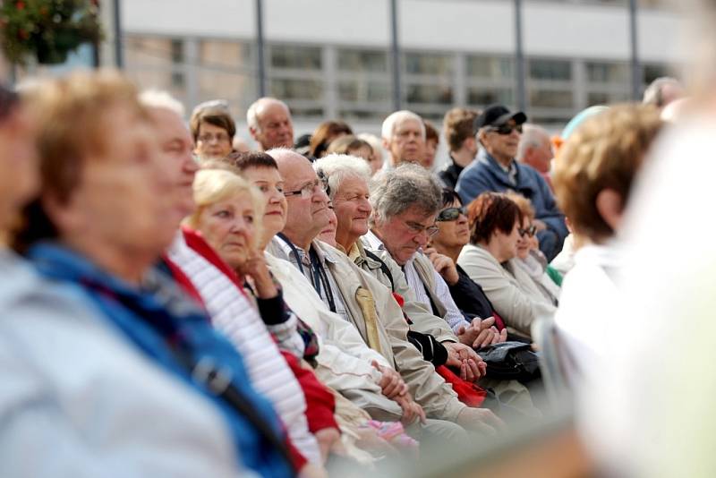 Asi tisícovka především starších lidí se v neděli zúčastnila Svátku seniorů na brněnském náměstí Svobody.