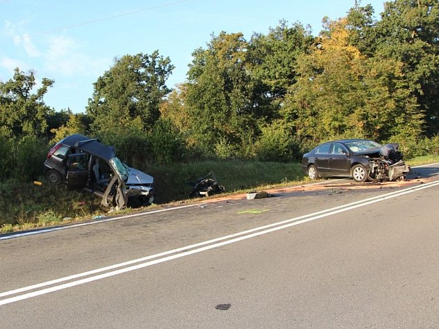 Ve čtvrtek ráno došlo na silnici mezi Popůvkami a Rosicemi k závažné dopravní nehodě. Dvacetiletý řidič VW Passat přejel do protisměru, kde se čelně střetl s osobním automobilem Fiat Punto. Čtyřiadvacetiletá řidička fiatu srážku nepřežila.