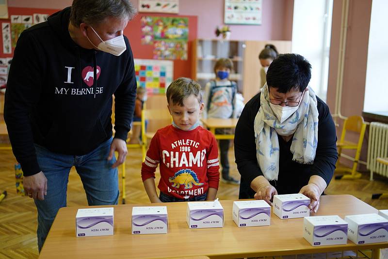 Návrat nejmladších školáků do lavic. V Dolních Věstonicích na Břeclavsku je testovali antigenními testy ze slin, které zakoupila obec. Bylo u toho veselo. 12.dubna 2021