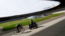 Trénink dráhových cyklistů Dukla Brno na velodromu.