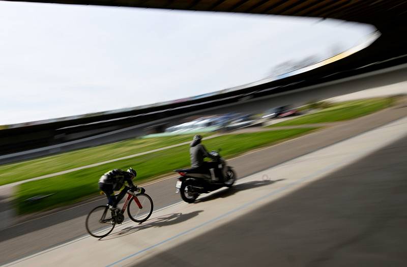 Trénink dráhových cyklistů Dukla Brno na velodromu.